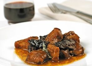 Guiso de panceta y ciruelas