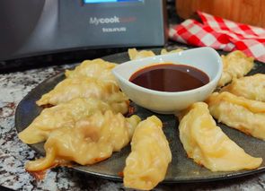 Gyozas rápidas con salsa yakisoba casera