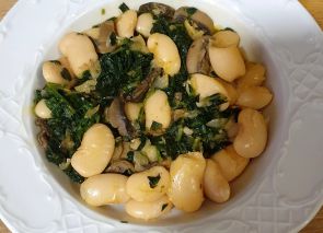 Habas con espinacas y champiñones