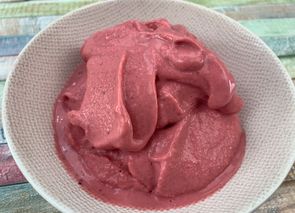 Helado cremoso de fresa, plátano y yogur al instante