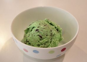 Helado de chocolate con menta