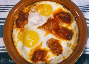Huevos al plato con chorizo