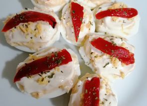 Huevos rellenos de atún