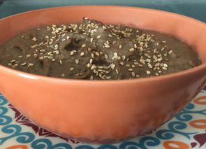 Hummus con ajo negro