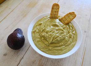 Humus de garbanzos, aguacate y pepinillos