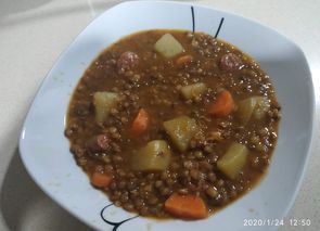 Lentejas con chorizo, patatas y zanahoria