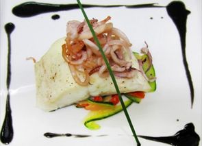 Lomo de lubina con verduritas y chipirones y suave muselina de tinta de calamar
