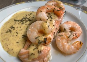 Lomos de salmón con langostinos en salsa de mostaza