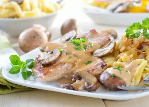 Medallones de cerdo con col puntiaguda y crema de champiñones