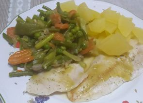 Merluza con patatas al vapor y menestra salteada
