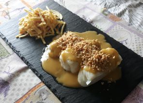 Merluza con salsa de azafrán y pimentón