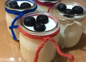 Mousse de limón y arándanos.
