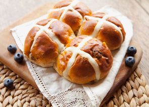Panecillos dulces de Pascua (Hot cross buns)