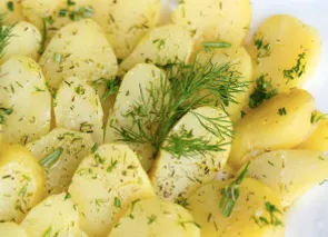 Papas rebanadas al ajillo