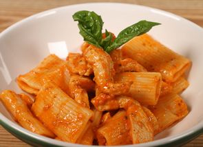 Pasta con parmesana de pollo