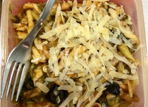 Pasta corta con acelgas y aceitunas