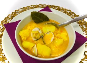 Patatas con congrio y almejas