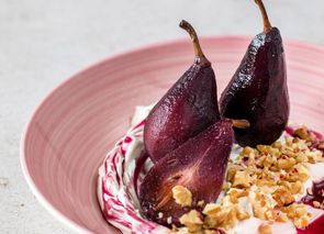 Peras al vino con crema de vainilla