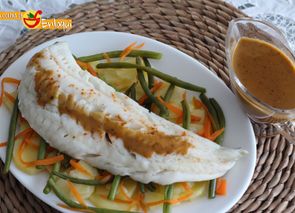 Lomos de bacalao con salsa de pimentón y verduras al vapor