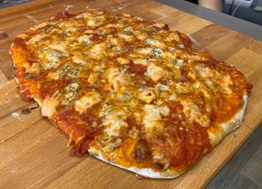 Pizza artesanal con salmón y queso azul al estilo de Juan