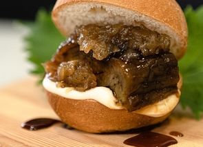 Planchado de berenjena, teriyaki y raclette