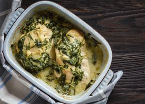Pollo con salsa de limón y espinacas
