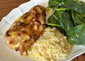 Pollo gratinado en crema de cacahuete y limón con bulgur y espinacas