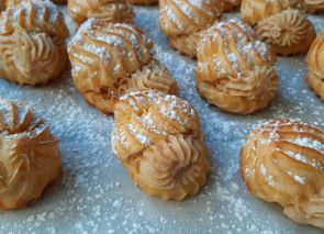 Profiteroles rellenos de crema pastelera de turrón