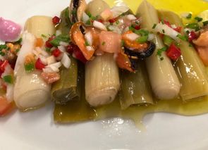 Puerros cocidos con vinagreta de mejillones