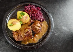 Rollos de ternera con albóndigas y col lombarda