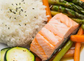 Salmón al vapor con arroz y verduras