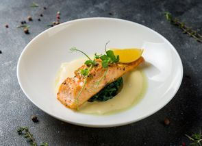 Salmón al vapor con espinacas y salsa de mostaza