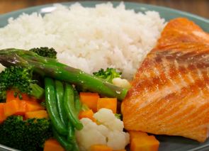 Salmón al vapor con verduras y arroz