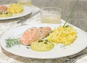 Salmón con salsa de avellanas