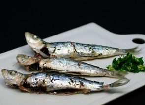 Sardinas al vapor con ajo y perejil