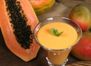 Smoothie tropical de mango y papaya
