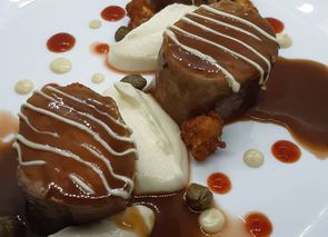 Solomillo de cerdo a baja temperatura, coliflor con chocolate blanco y salsa PX