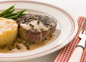 Solomillo de ternera con salsa de pimienta y puré de patata crujiente