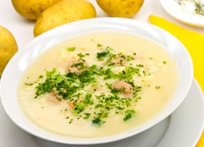 Sopa de apio y patata con albóndigas de hierbas