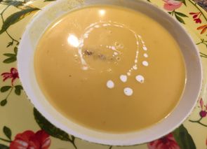 Sopa de calabaza al curry con leche de coco