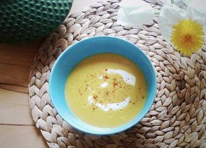 Sopa de lentejas rojas con leche de coco