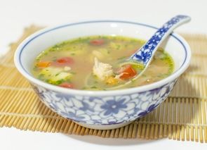 Sopa de pollo agridulce