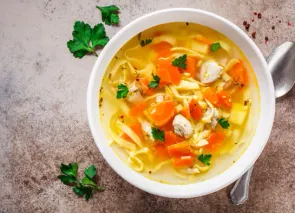 Sopa de pollo con fideos y albóndigas de queso