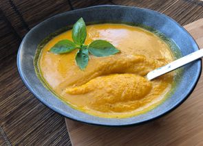 Sopa fría de cúrcuma, calabaza y naranja