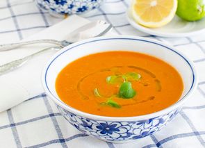 Sopa turca de tomate y lentejas