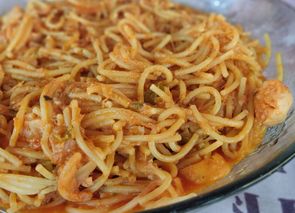 Spaghettis con atún y salchichas