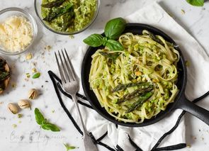 Tallarines con pesto de espárragos y pistachos