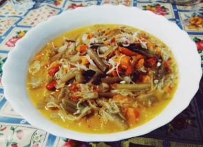 Tallos de acelgas con fideos de arroz