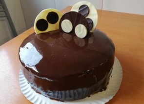 Tarta de chocolate y naranja con glaseado espejo