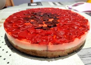 Tarta de queso con cubierta de gelatina y fresas